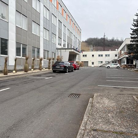 City Hotel B&B, Reception 24 7, 800M Od-From R1, Free Parking バンスカー・ビストリツァ エクステリア 写真
