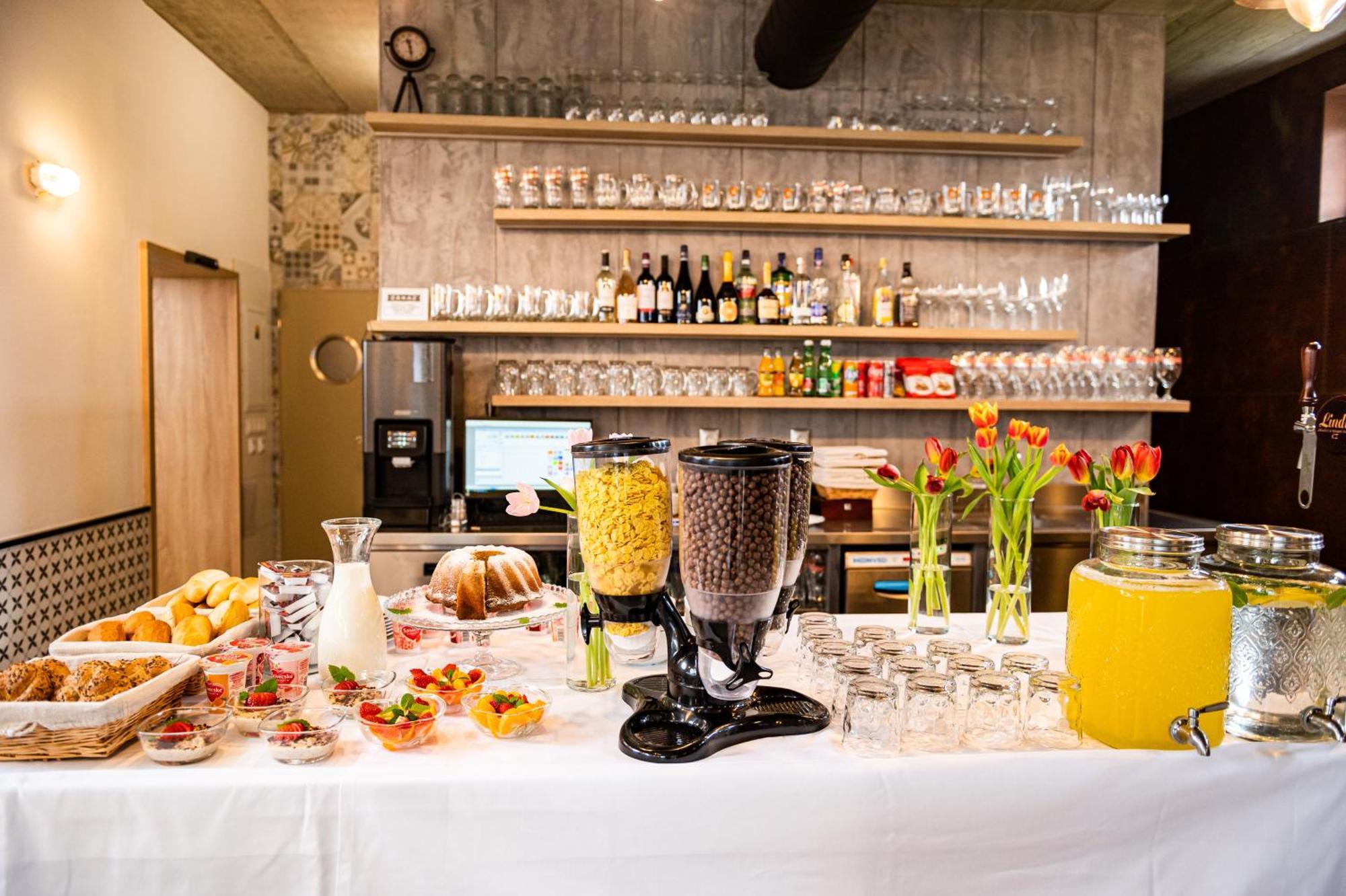 City Hotel B&B, Reception 24 7, 800M Od-From R1, Free Parking バンスカー・ビストリツァ エクステリア 写真