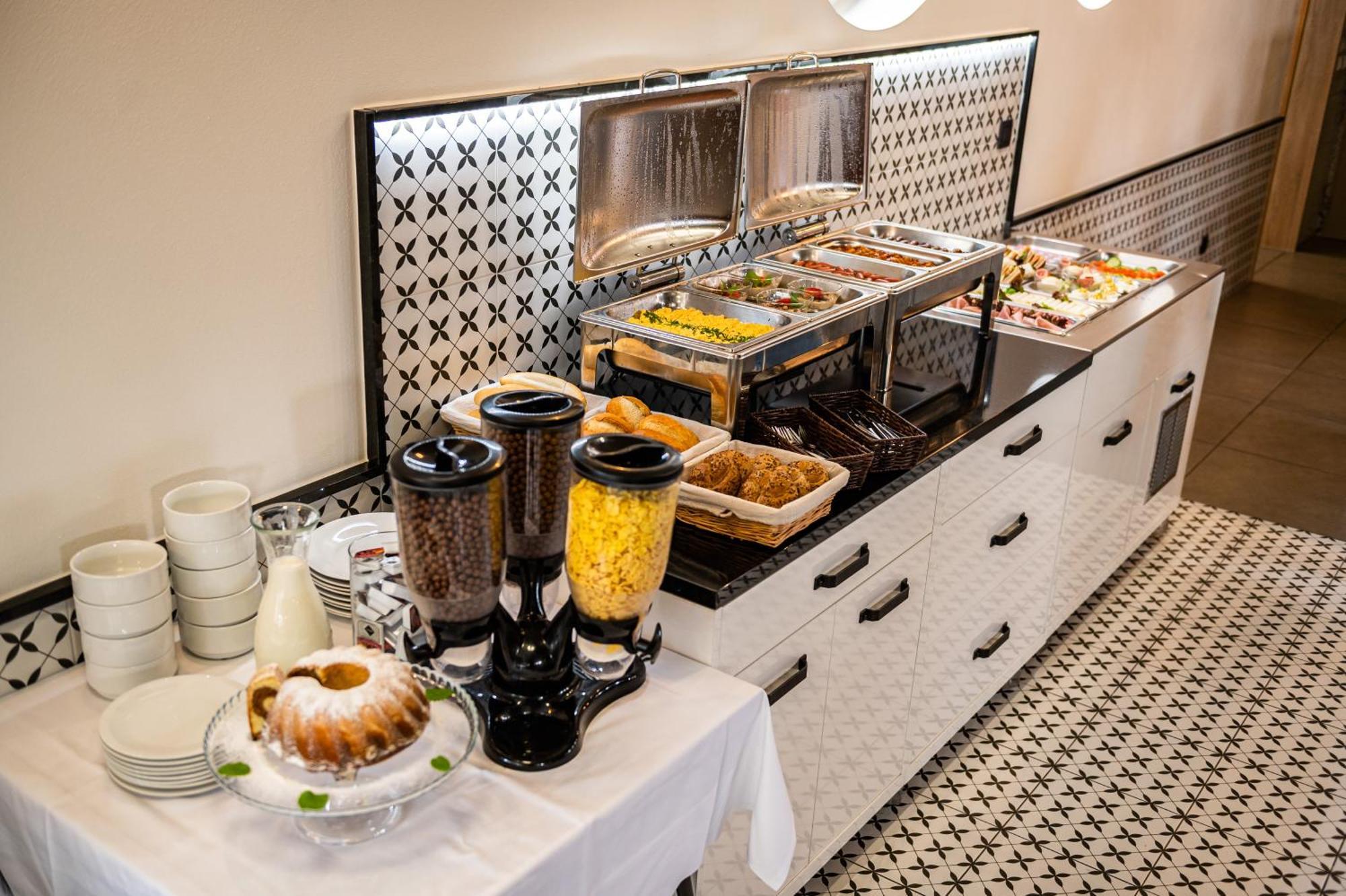 City Hotel B&B, Reception 24 7, 800M Od-From R1, Free Parking バンスカー・ビストリツァ エクステリア 写真