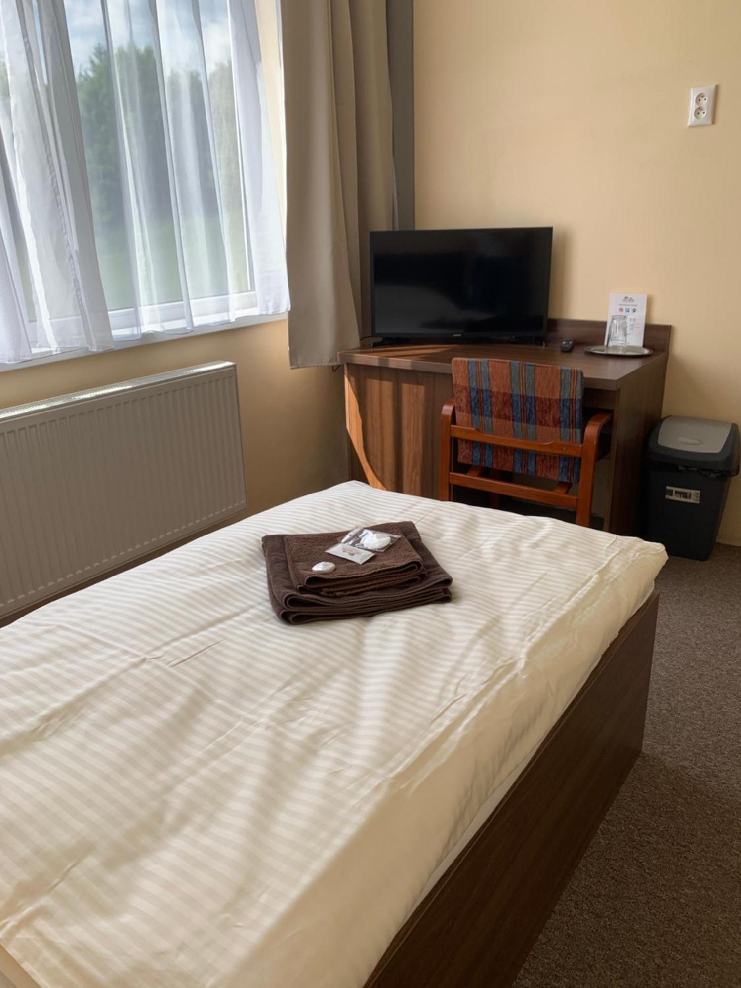 City Hotel B&B, Reception 24 7, 800M Od-From R1, Free Parking バンスカー・ビストリツァ エクステリア 写真