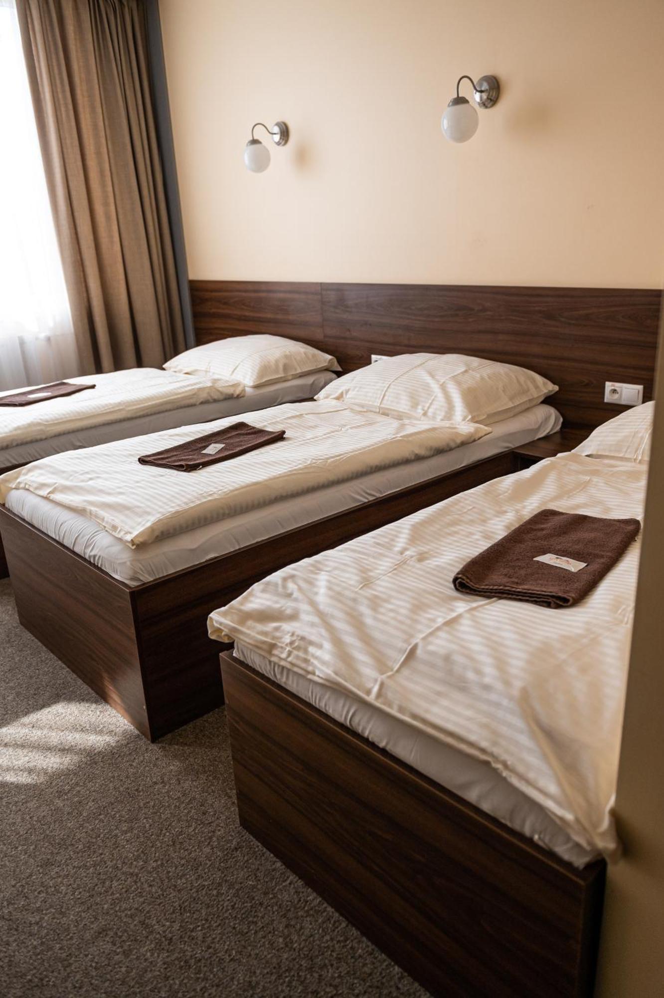 City Hotel B&B, Reception 24 7, 800M Od-From R1, Free Parking バンスカー・ビストリツァ エクステリア 写真