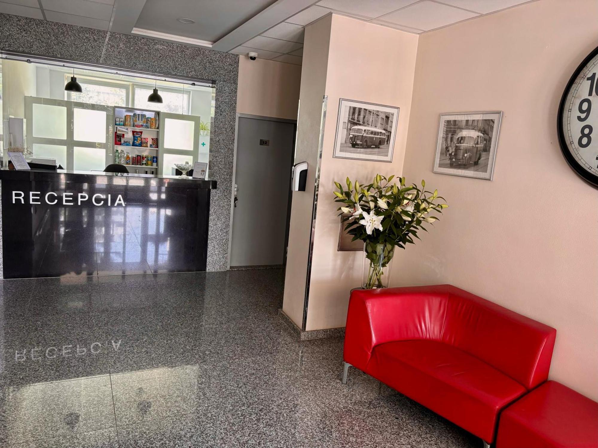 City Hotel B&B, Reception 24 7, 800M Od-From R1, Free Parking バンスカー・ビストリツァ エクステリア 写真