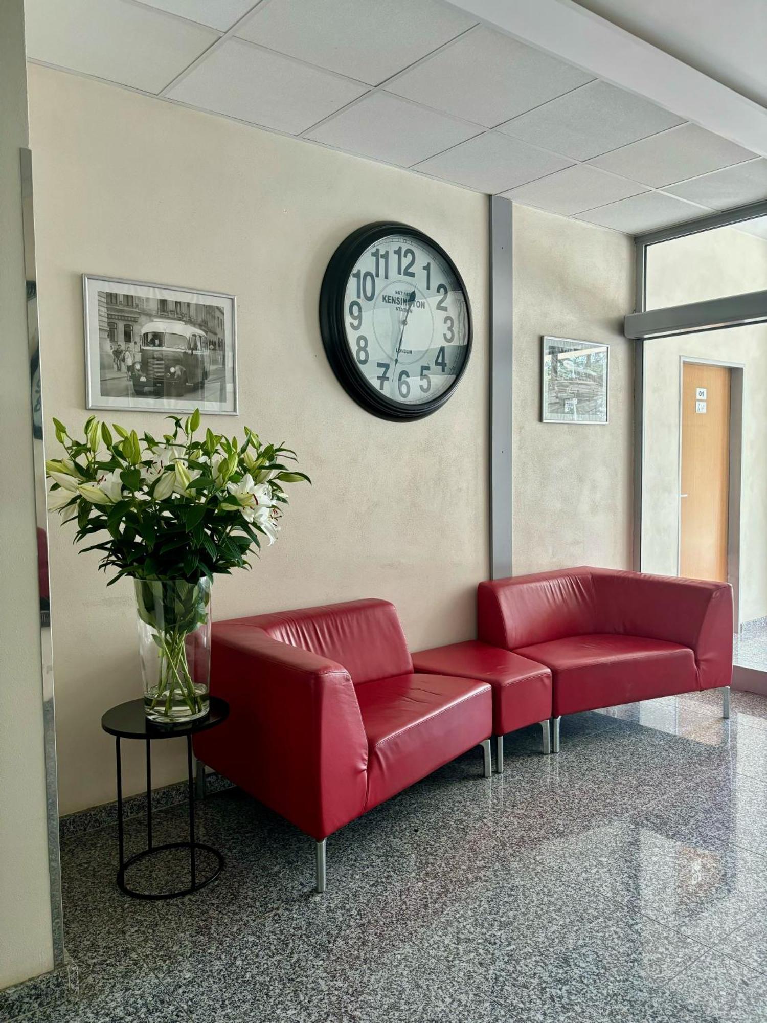 City Hotel B&B, Reception 24 7, 800M Od-From R1, Free Parking バンスカー・ビストリツァ エクステリア 写真