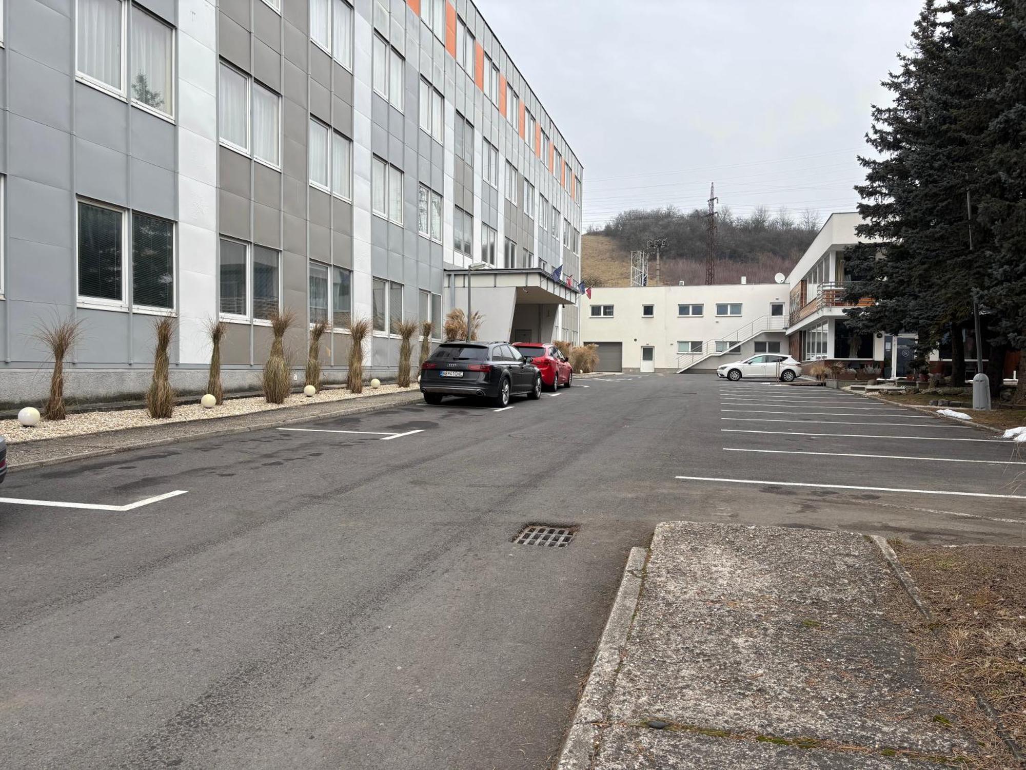 City Hotel B&B, Reception 24 7, 800M Od-From R1, Free Parking バンスカー・ビストリツァ エクステリア 写真