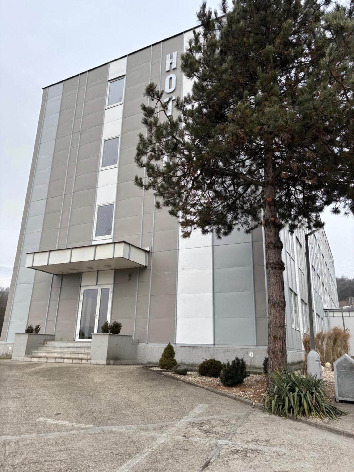 City Hotel B&B, Reception 24 7, 800M Od-From R1, Free Parking バンスカー・ビストリツァ エクステリア 写真