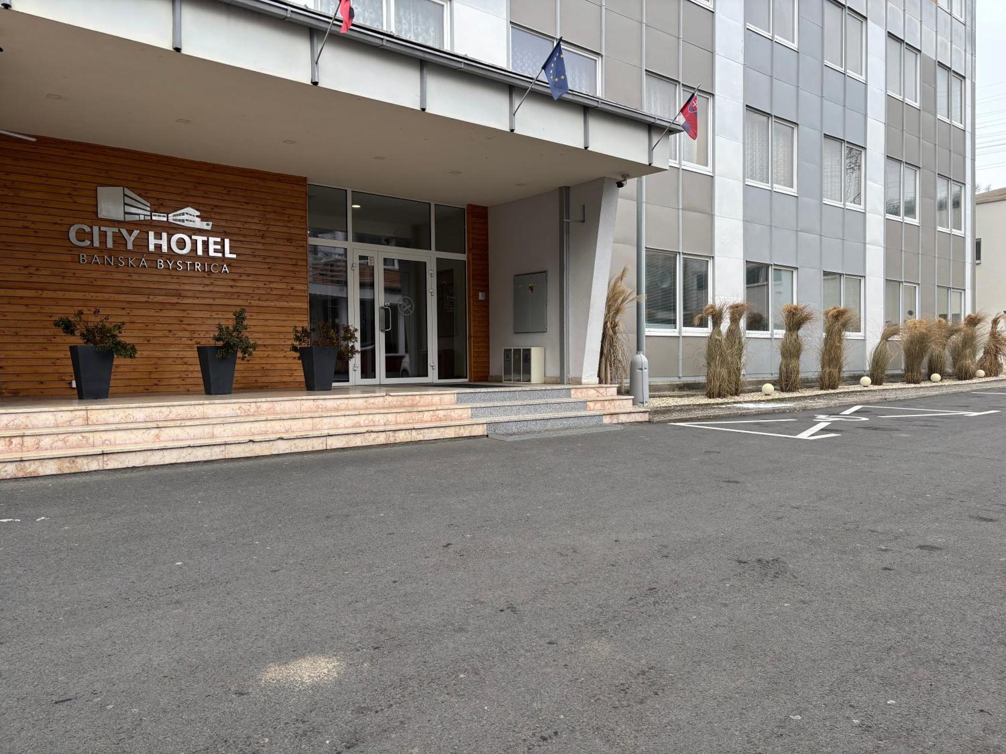 City Hotel B&B, Reception 24 7, 800M Od-From R1, Free Parking バンスカー・ビストリツァ エクステリア 写真