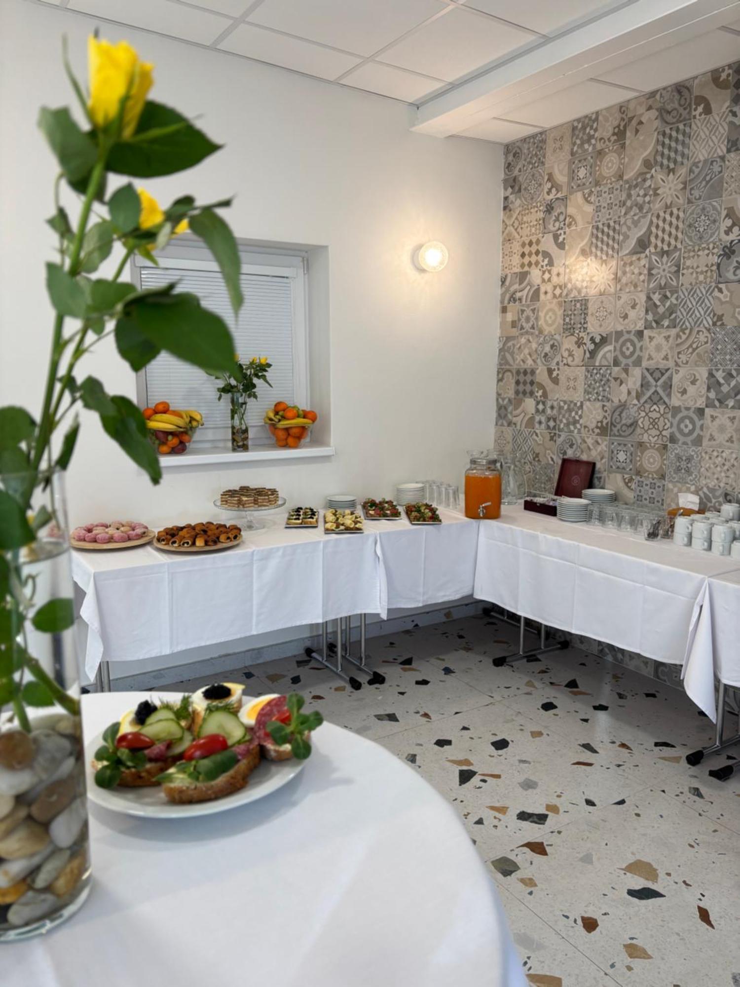 City Hotel B&B, Reception 24 7, 800M Od-From R1, Free Parking バンスカー・ビストリツァ エクステリア 写真
