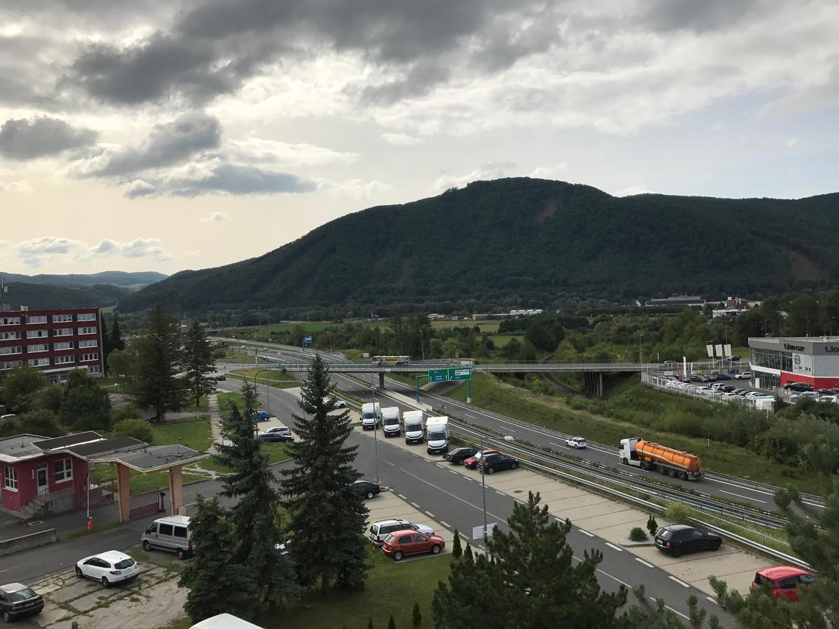 City Hotel B&B, Reception 24 7, 800M Od-From R1, Free Parking バンスカー・ビストリツァ エクステリア 写真