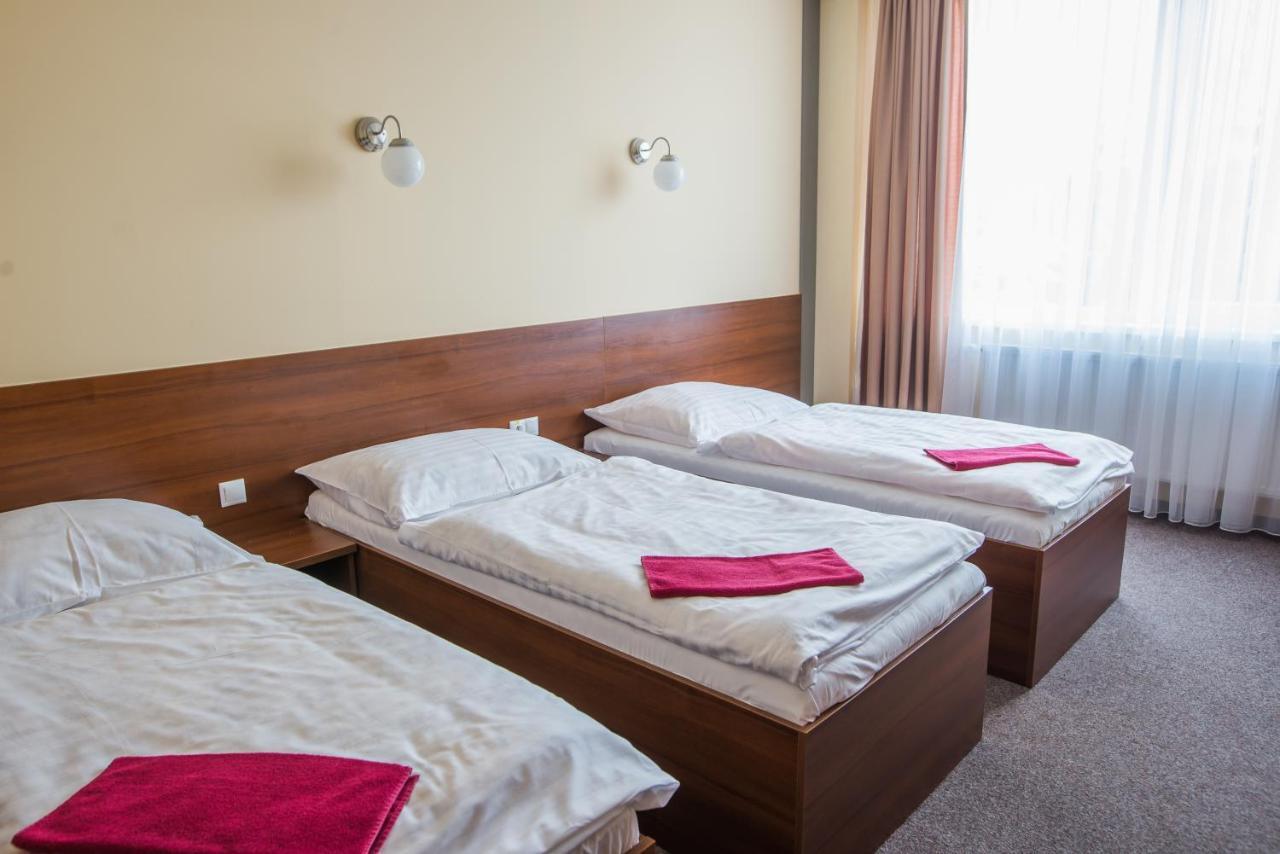 City Hotel B&B, Reception 24 7, 800M Od-From R1, Free Parking バンスカー・ビストリツァ エクステリア 写真