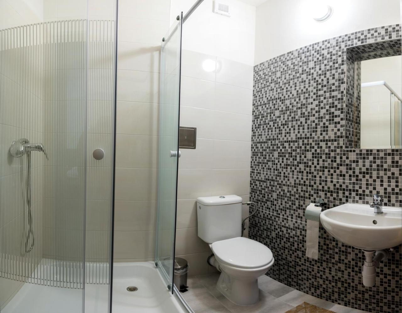 City Hotel B&B, Reception 24 7, 800M Od-From R1, Free Parking バンスカー・ビストリツァ エクステリア 写真