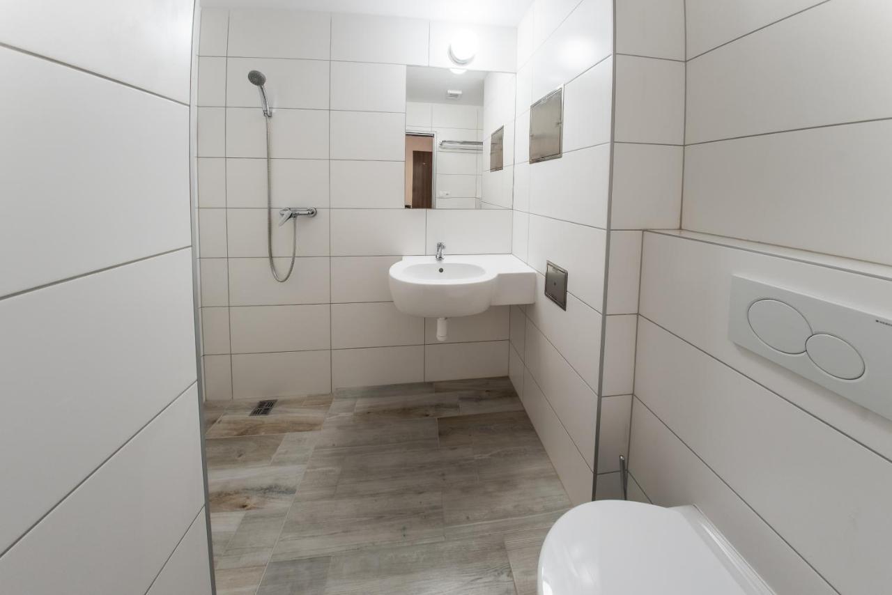 City Hotel B&B, Reception 24 7, 800M Od-From R1, Free Parking バンスカー・ビストリツァ エクステリア 写真