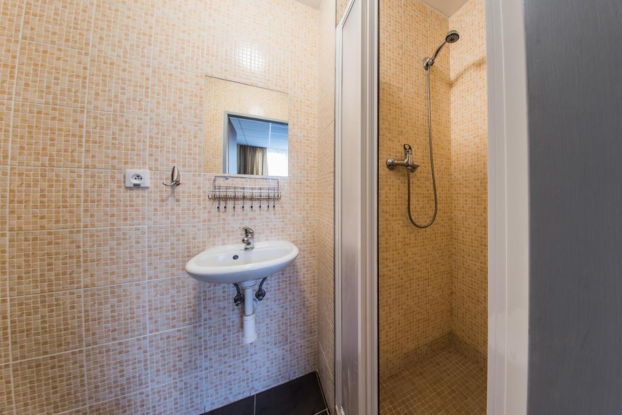 City Hotel B&B, Reception 24 7, 800M Od-From R1, Free Parking バンスカー・ビストリツァ エクステリア 写真