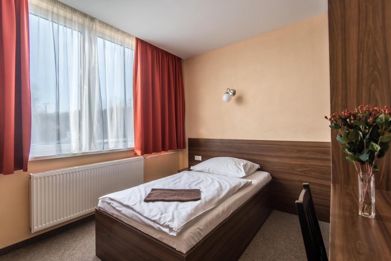 City Hotel B&B, Reception 24 7, 800M Od-From R1, Free Parking バンスカー・ビストリツァ エクステリア 写真
