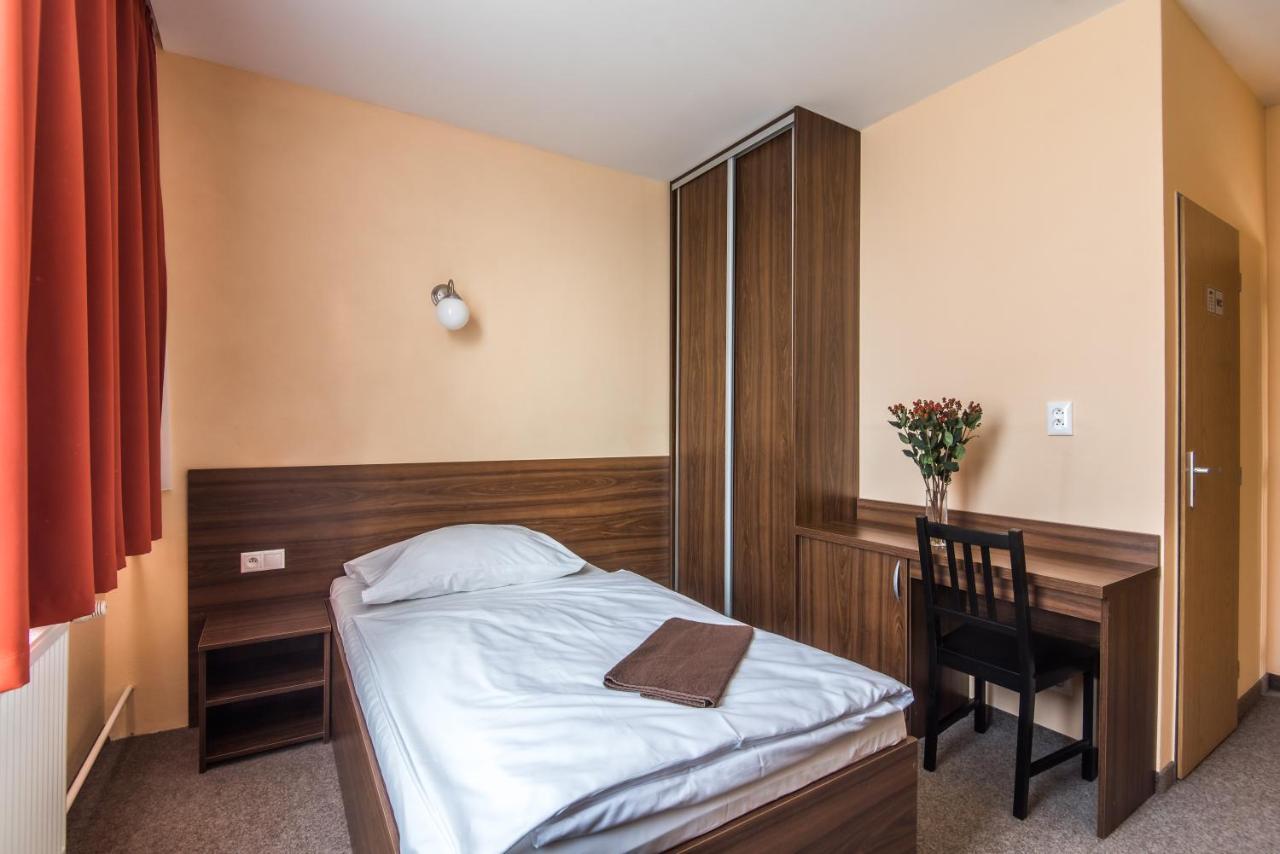 City Hotel B&B, Reception 24 7, 800M Od-From R1, Free Parking バンスカー・ビストリツァ エクステリア 写真