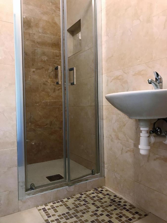 City Hotel B&B, Reception 24 7, 800M Od-From R1, Free Parking バンスカー・ビストリツァ エクステリア 写真