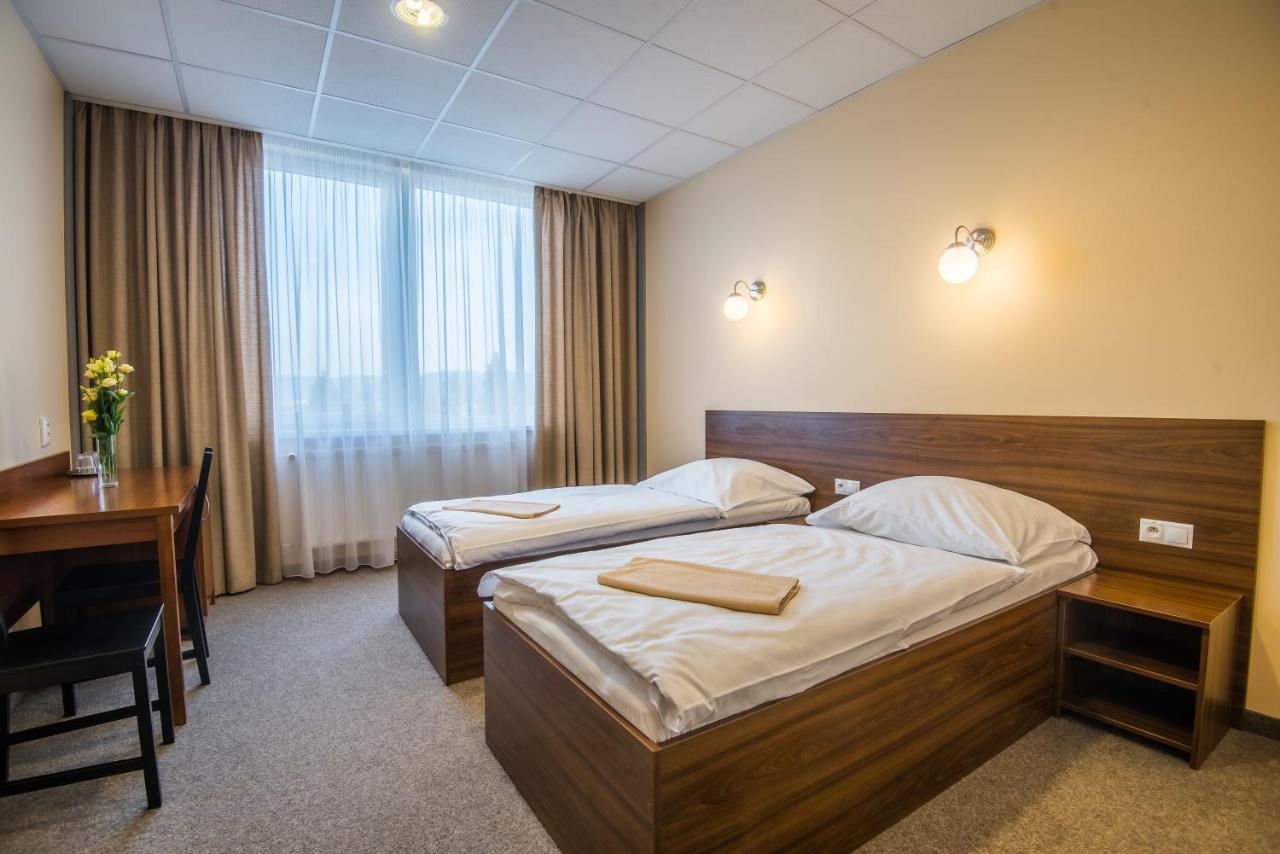 City Hotel B&B, Reception 24 7, 800M Od-From R1, Free Parking バンスカー・ビストリツァ エクステリア 写真