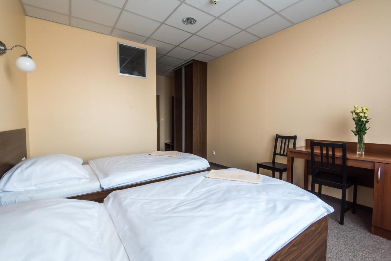 City Hotel B&B, Reception 24 7, 800M Od-From R1, Free Parking バンスカー・ビストリツァ エクステリア 写真